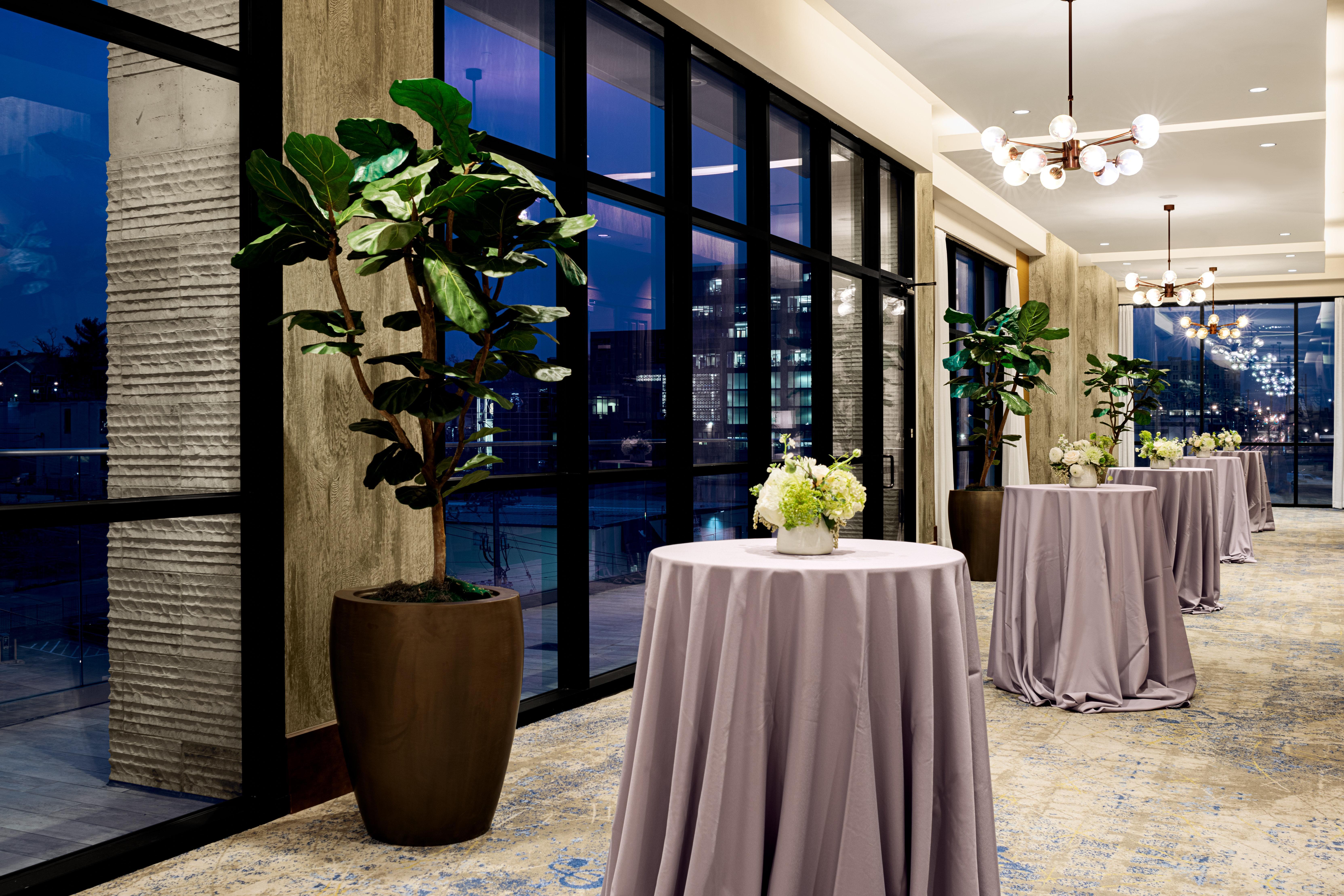 & Downtown Broadway 3*