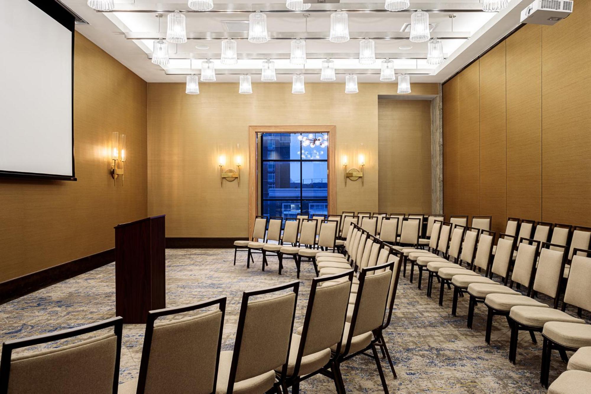 Hotel & Downtown Broadway 3*