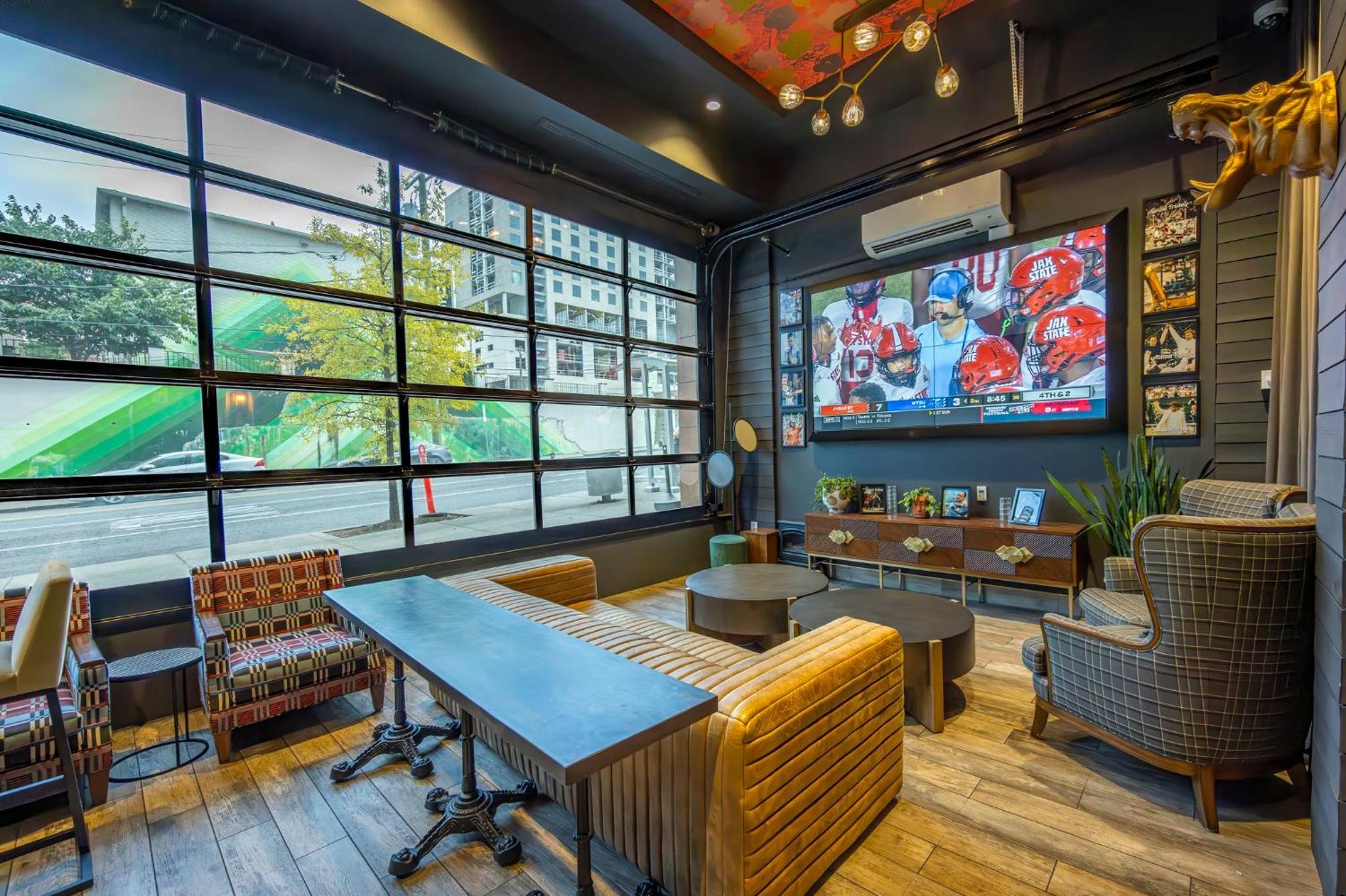 Hotel & Downtown Broadway Nashville